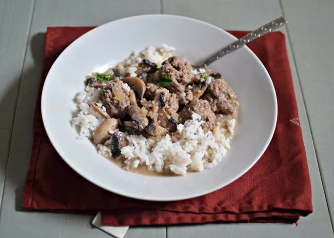 Comida reconfortante Kosher para el invierno: deliciosas albóndigas con salsa aromática de champiñones