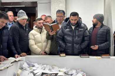 Celebrando su libertad, los rehenes liberados regresan al Ohel en agradecimiento